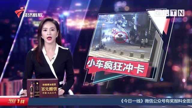 东莞石龙:逃避查酒驾,小车司机疯狂冲卡倒车逃逸!