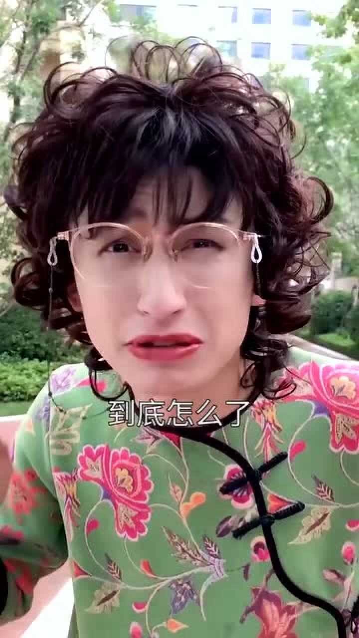 给我喝过期的牛奶还用马桶刷盖子给我装水儿子到底的真傻还是故意的