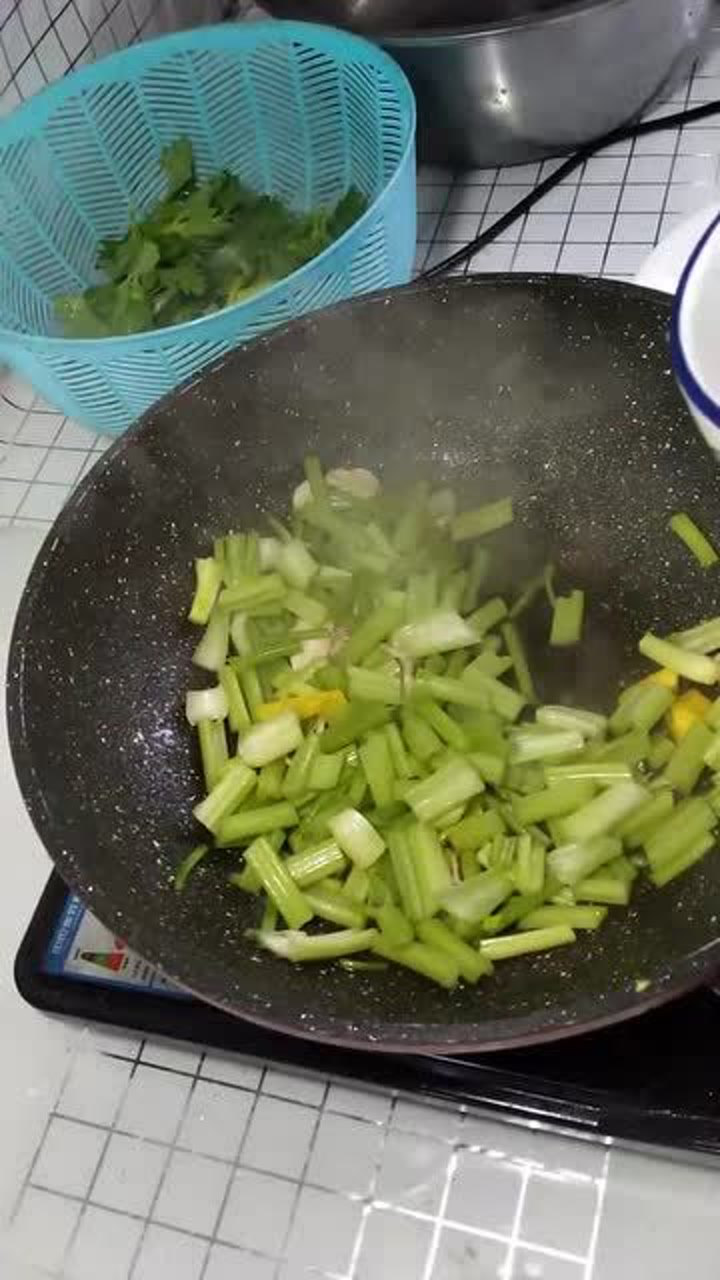 下饭菜教你在家这样做,苦芹好吃还美味,下饭吃能吃好几碗!