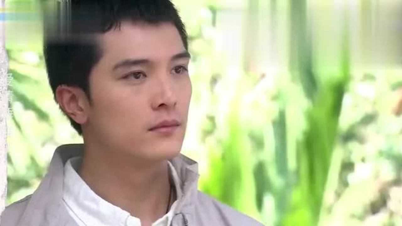 爱情睡醒了刘小贝躲着项天骐两个人一起掉进坑里