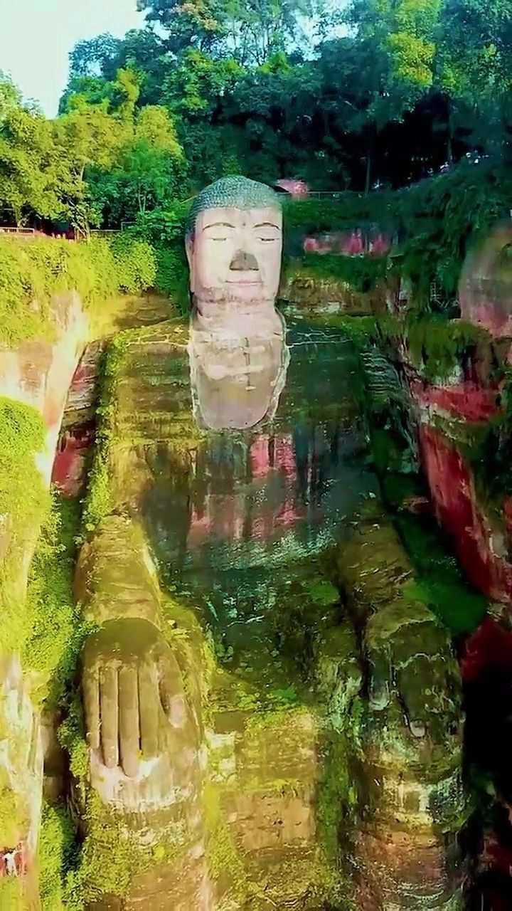 乐山大佛开建于唐代开元元年713年,建成于贞元十九803年,历时90年