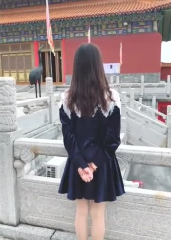 这位小姐姐在故宫负手而立,站出英姿飒爽的感觉,太有气质了