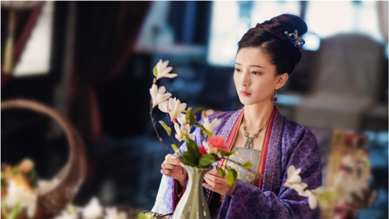 《清平乐》,赵祯在花园里给丹姝系披风,这一幕看了不下十遍!