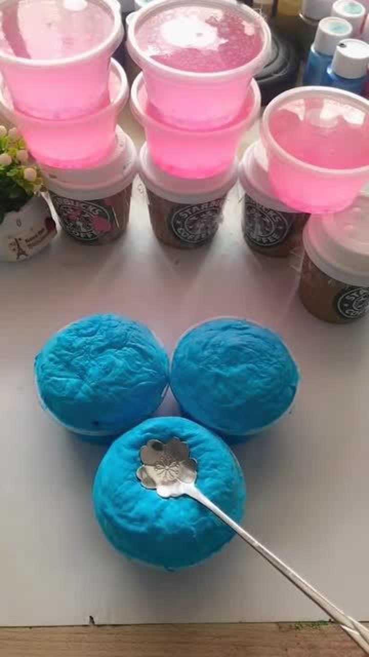 玩三盒小冰山泥,把它们混在一起,捏起来超爽!