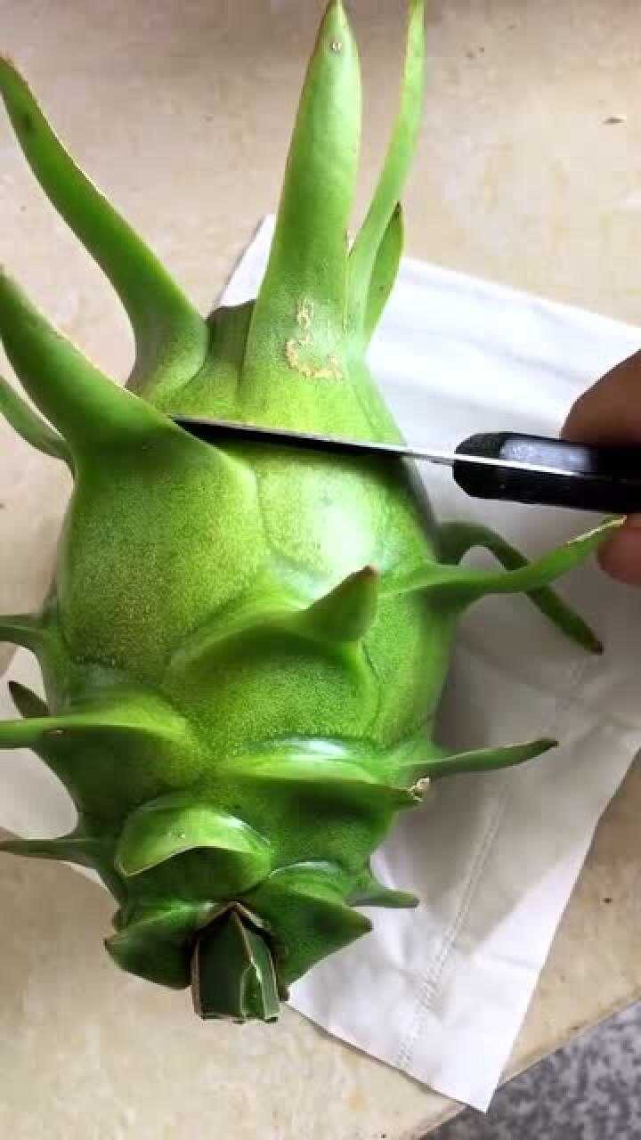 今天算是长见识了,竟然买到了绿皮的火龙果,还是第一次见呢