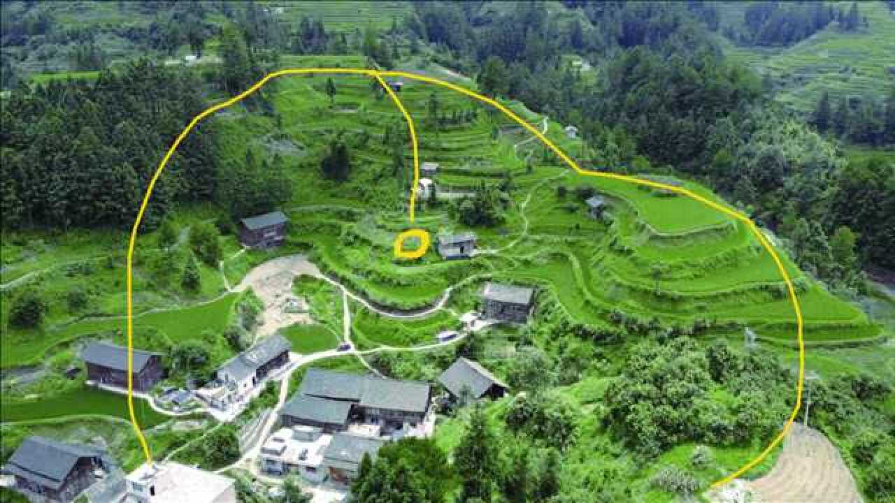 左青龙右白虎穴位居中背靠玄武大山格局霸气的风水宝地啊