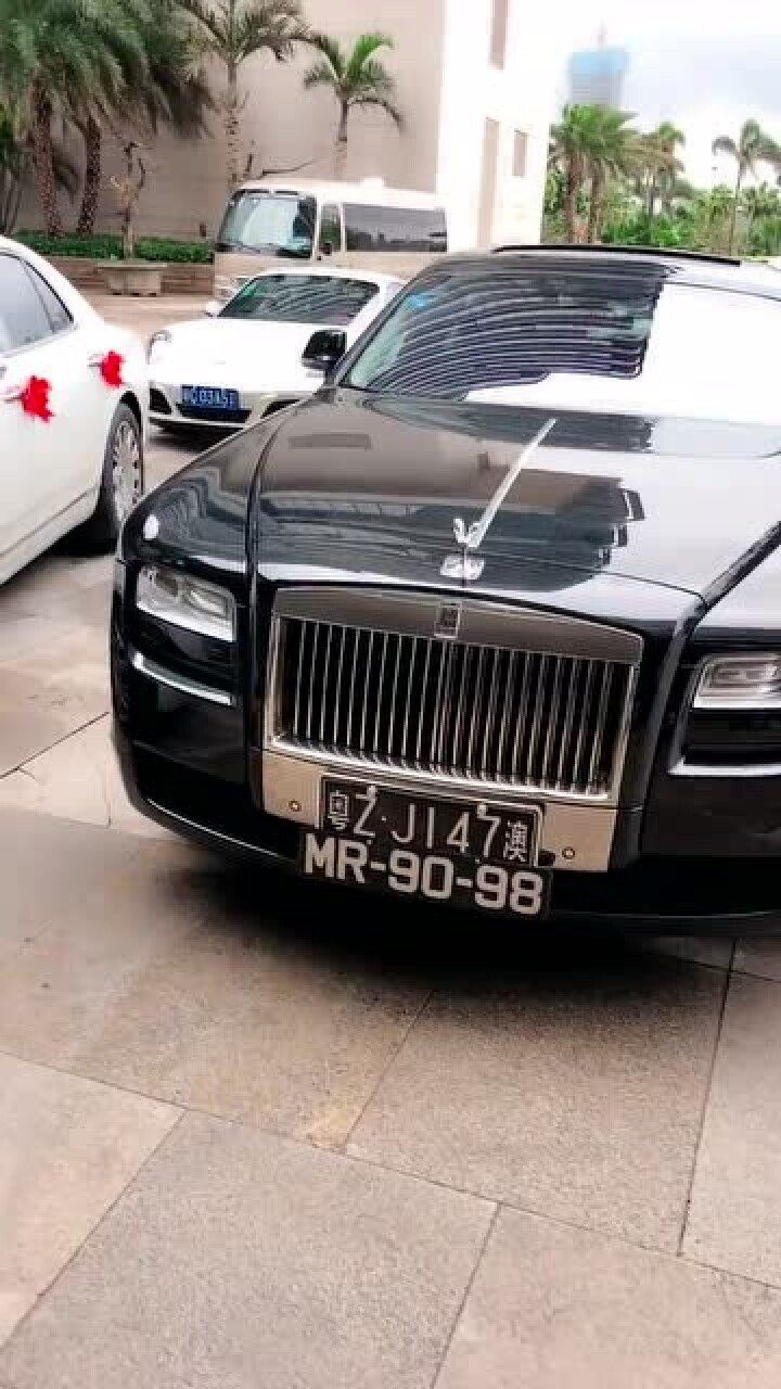 劳斯莱斯竟然挂了两张车牌黑色的车牌确实少见可是真的不简单