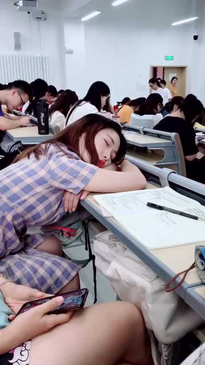 女大学生上课睡觉的样子真可爱