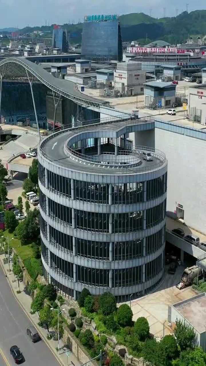 贵阳最牛的360度旋转停车场,开一圈下来转的头晕