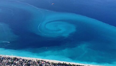 女子海上跳伞撞见“大海开眼”：深蓝浅蓝海水螺旋交缠，太神奇！