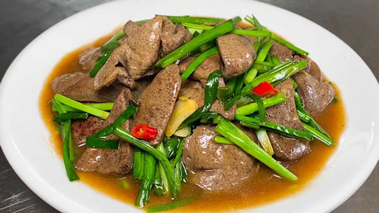 韭菜炒猪肝怎么才能鲜嫩可口?大厨教你饭店做法,鲜香嫩滑又下饭