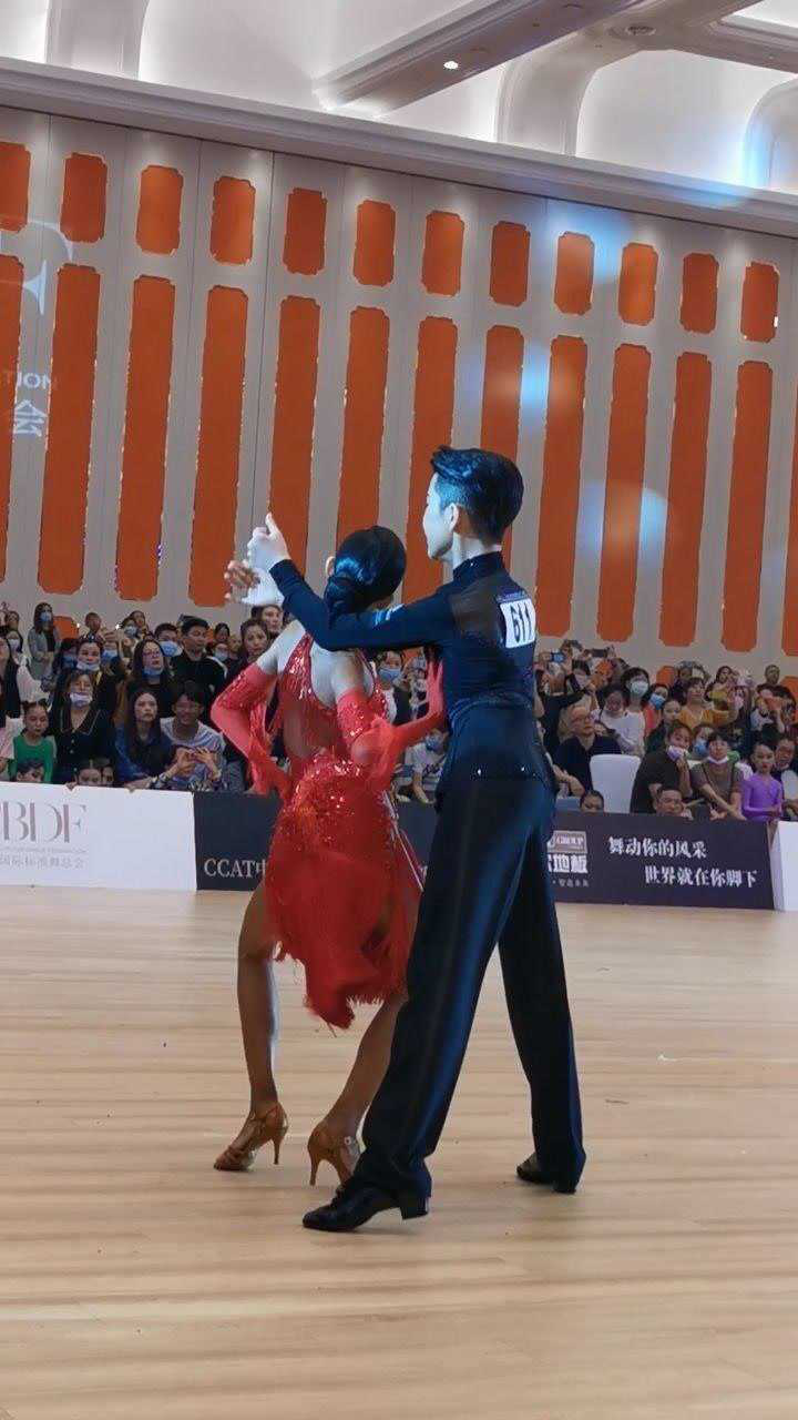 小小年纪气场了得每一个动作都是那么唯美王崇墨李茉晗