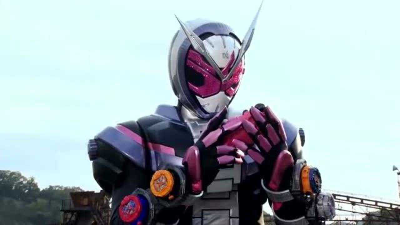 假面骑士时王小魔王第一次使用帝骑哥的手表全身被骑士卡片包裹