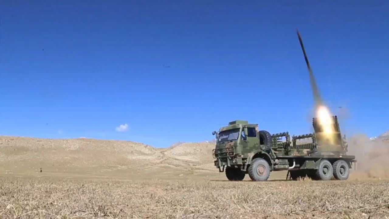 直击西藏军区火箭布雷车实弹试验地雷呼啸而出编织死亡雷场