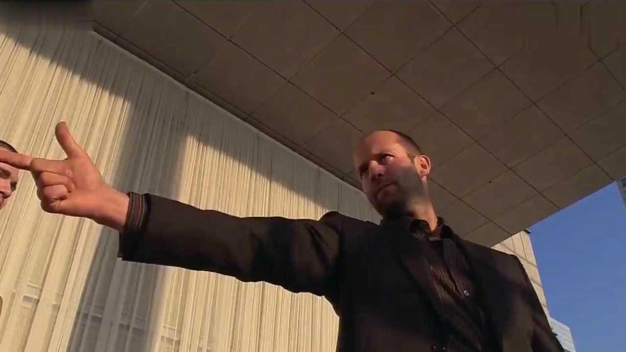 小伙用手瞄准黑帮大佬还以为他脑子坏了不料当场被爆头