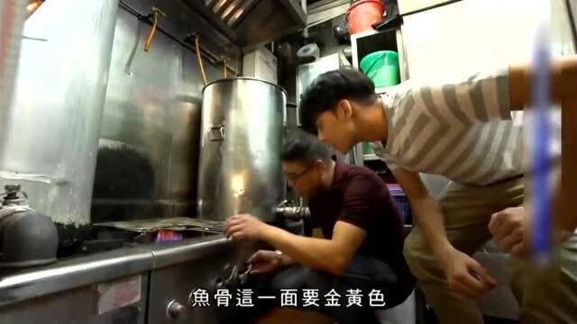 香港美食:鲜虾云吞面,最后加上两滴猪油!