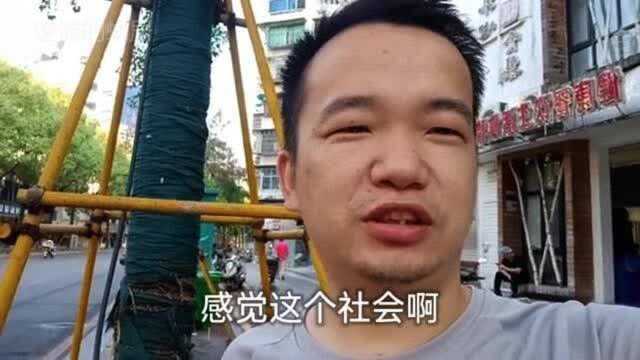 妈妈都做环卫工快一年了,工资卡从没动过,查一下看看卡里面有多少钱.