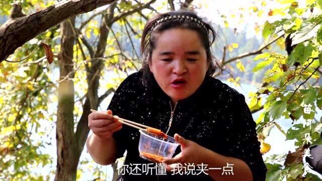 苗大姐姐妹们摘柚子捡板栗,湖边野炊吃烧烤,嘻笑声回荡在湖面