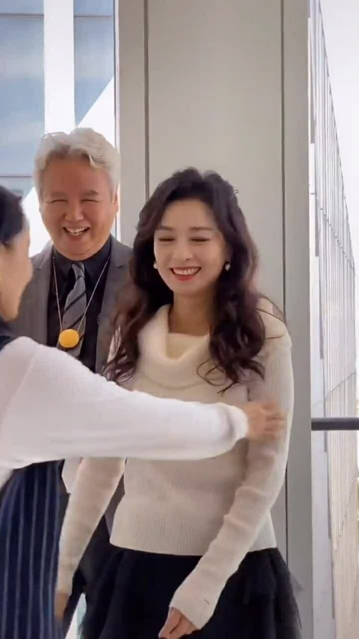 张庭17亿买下黄浦江边大楼送给陶虹明道各一层三人同框做事