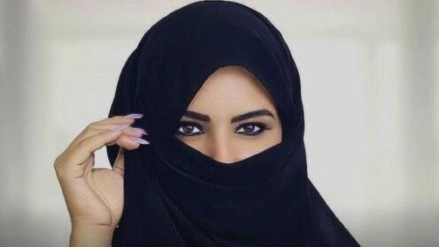 神秘的阿拉伯女孩,白天循规蹈矩穿黑袍,晚上却是另一番景象!