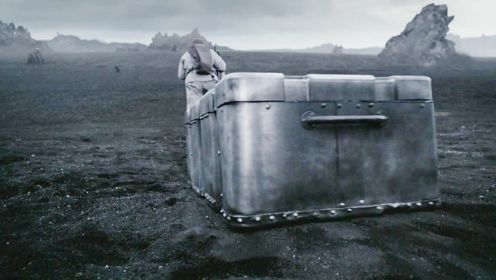 科幻片：男主被流放异星，凭借一个大铁盒，躲过了可怕的外星怪兽