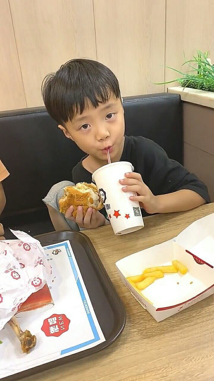 小孩不能喝可乐,快拿来