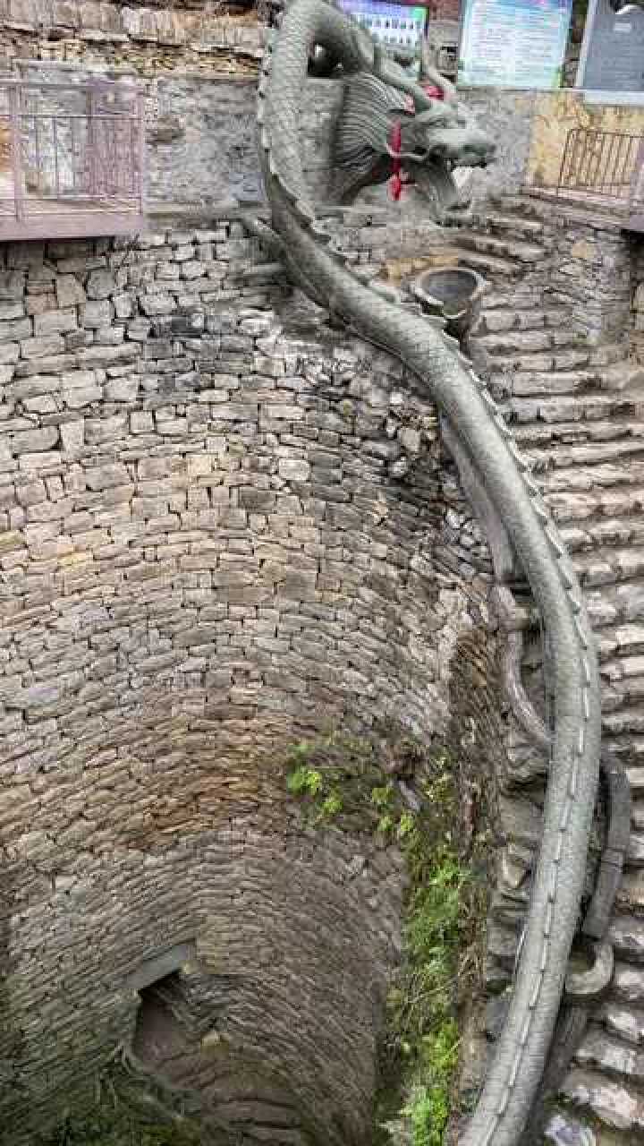姥姥家门前的千年龙井,据说井底有着三条暗道