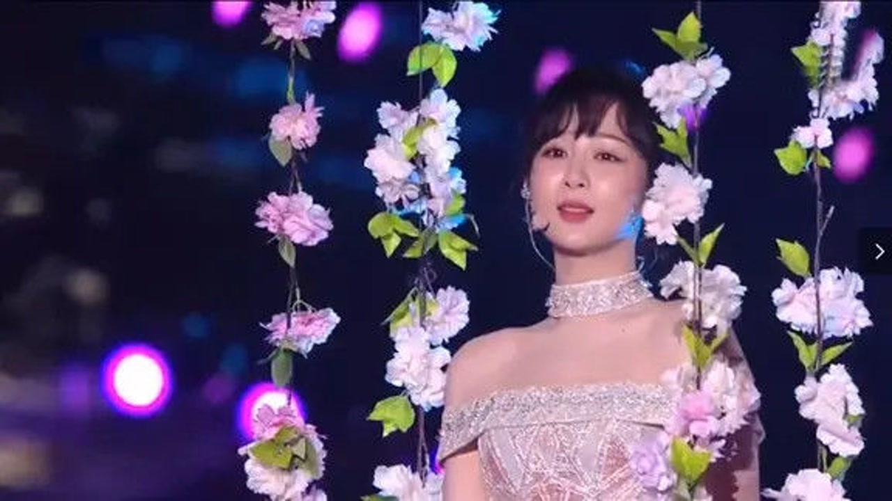 杨紫倾情献唱合集坐秋千唱歌犹如仙女下凡才华横溢令人羡煞