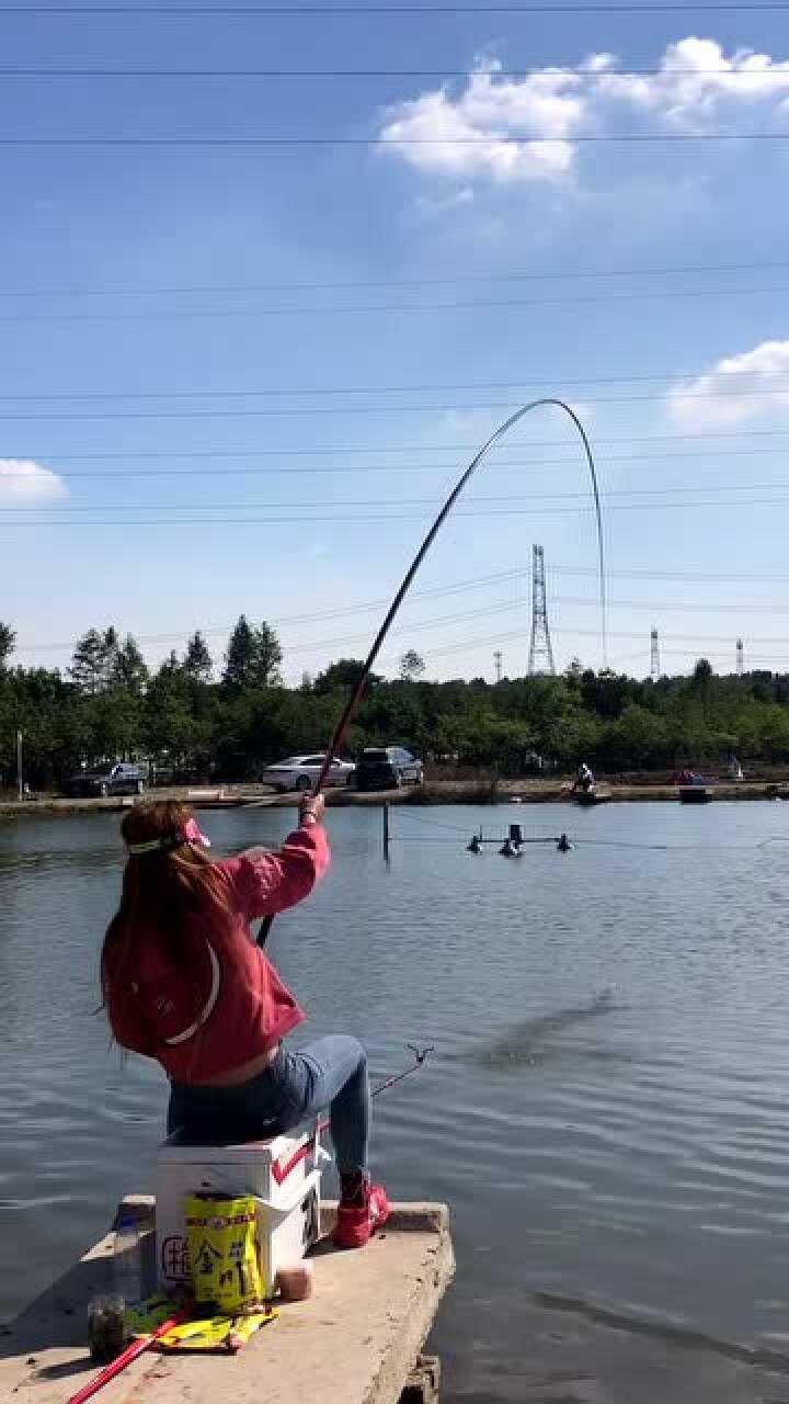 带女友第一次去钓鱼,她一下午就整了十条大鱼,差点被鱼塘老板封杀了!
