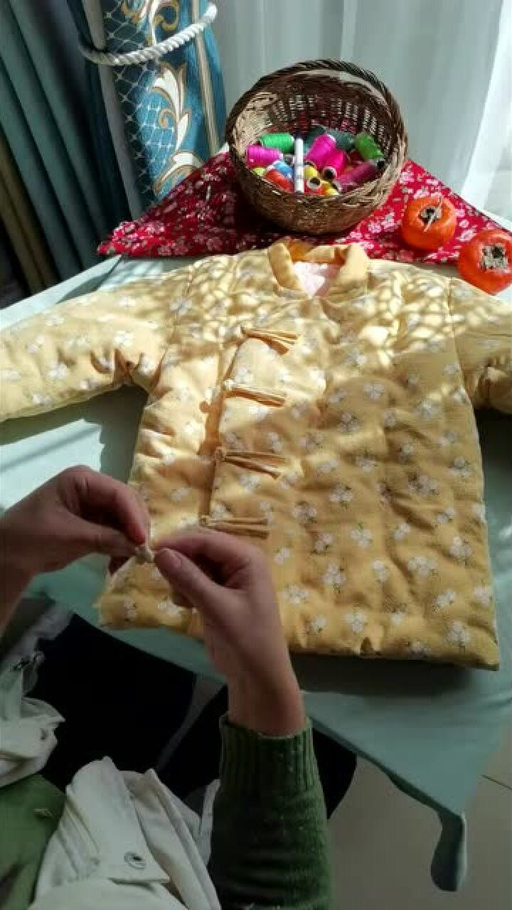 姥姥给外孙做的小棉袄连盘扣都是手工做的特别的讲究