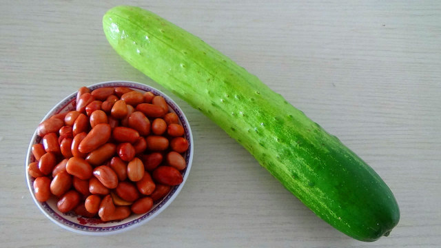 黄瓜和花生米一起做,下酒下饭,做法家常简单,天天吃不够,香