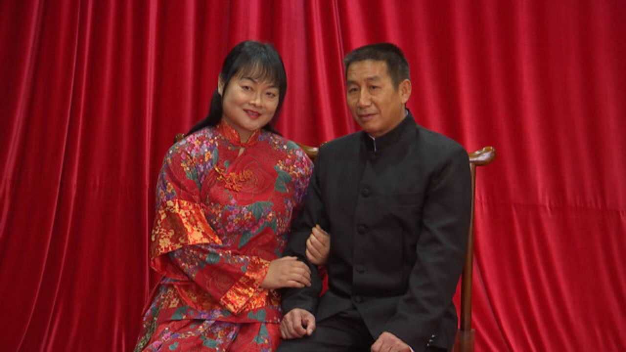 妻子患小儿麻痹症丈夫将她宠成公主,网友:这就是爱