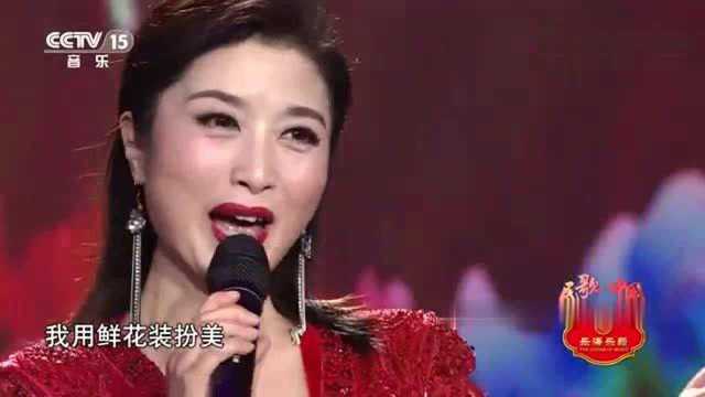 刘媛媛甜美演唱《鲜花陪伴你》人美歌声更美