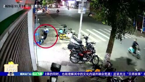 茂名：小学生驾驶共享电动车 失控撞上店铺玻璃门