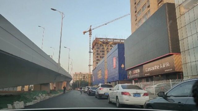 南昌洪都高架北京路到解放西路桥下建设速度缓慢,年底通车又泡汤