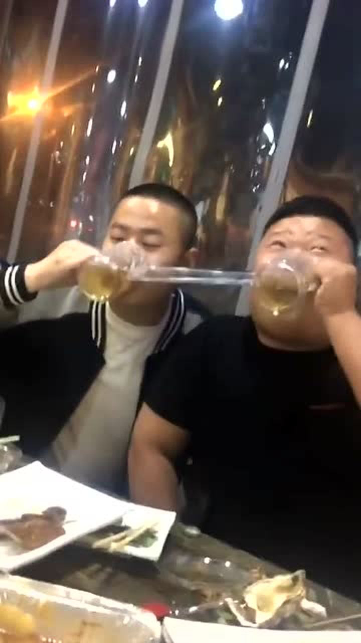 混社会兄弟喝酒图片图片