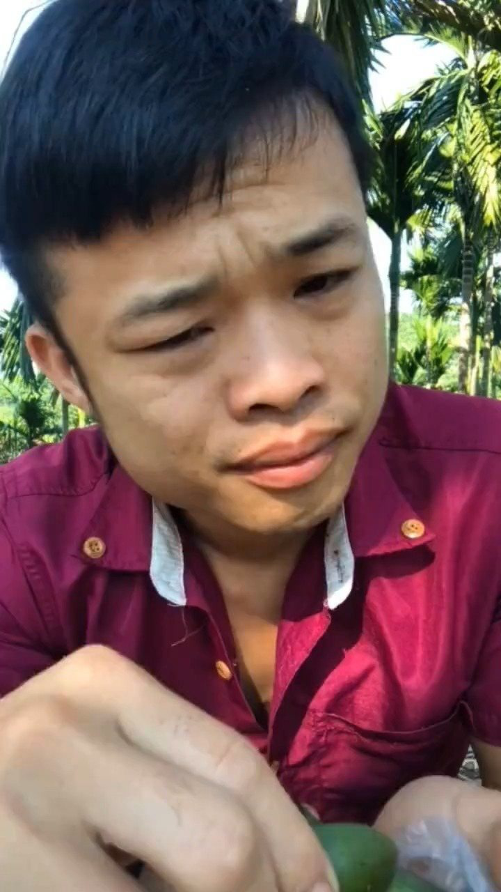 槟榔哥眉飞色舞撩发吃槟榔