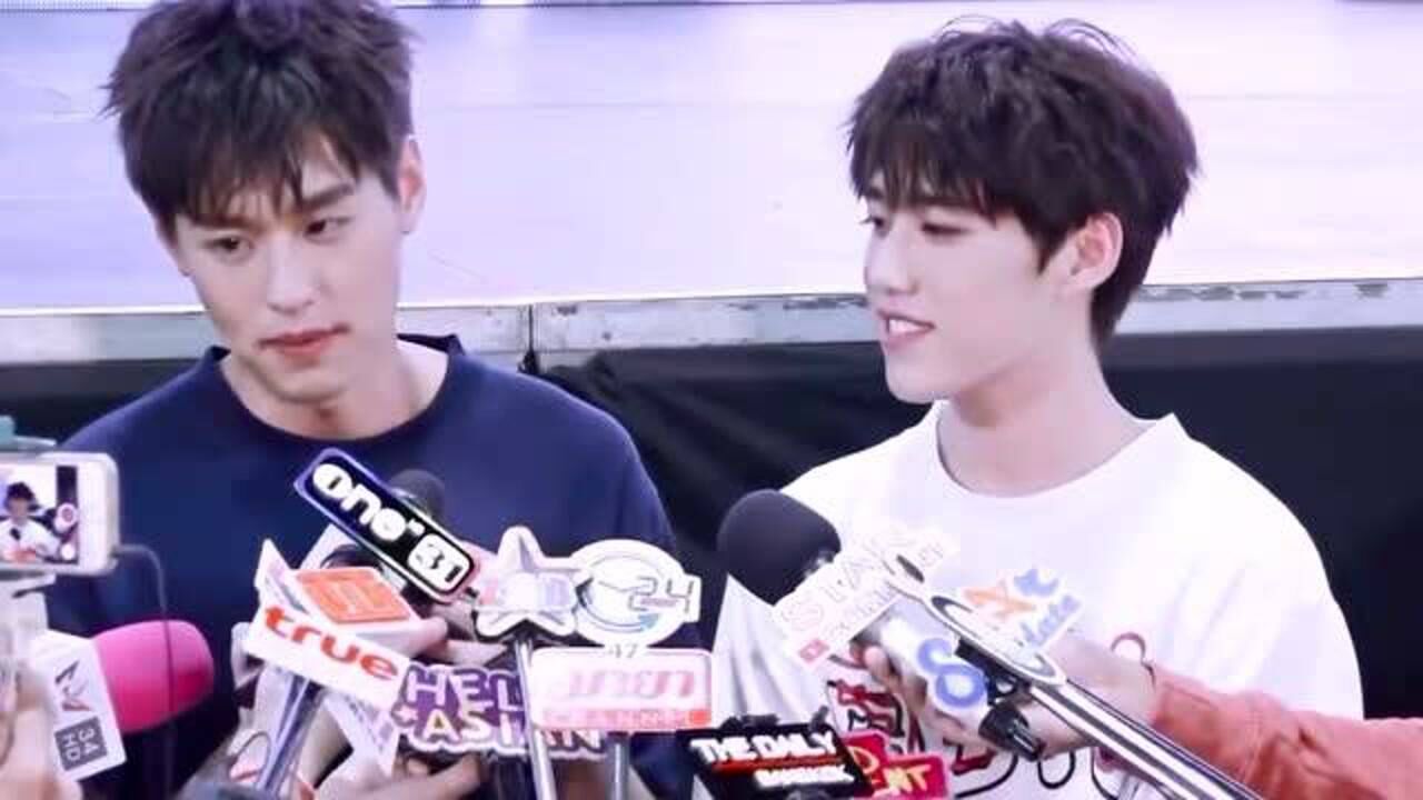 bpkk采访时比尔金无处安放的小手一直比划各式的小动作