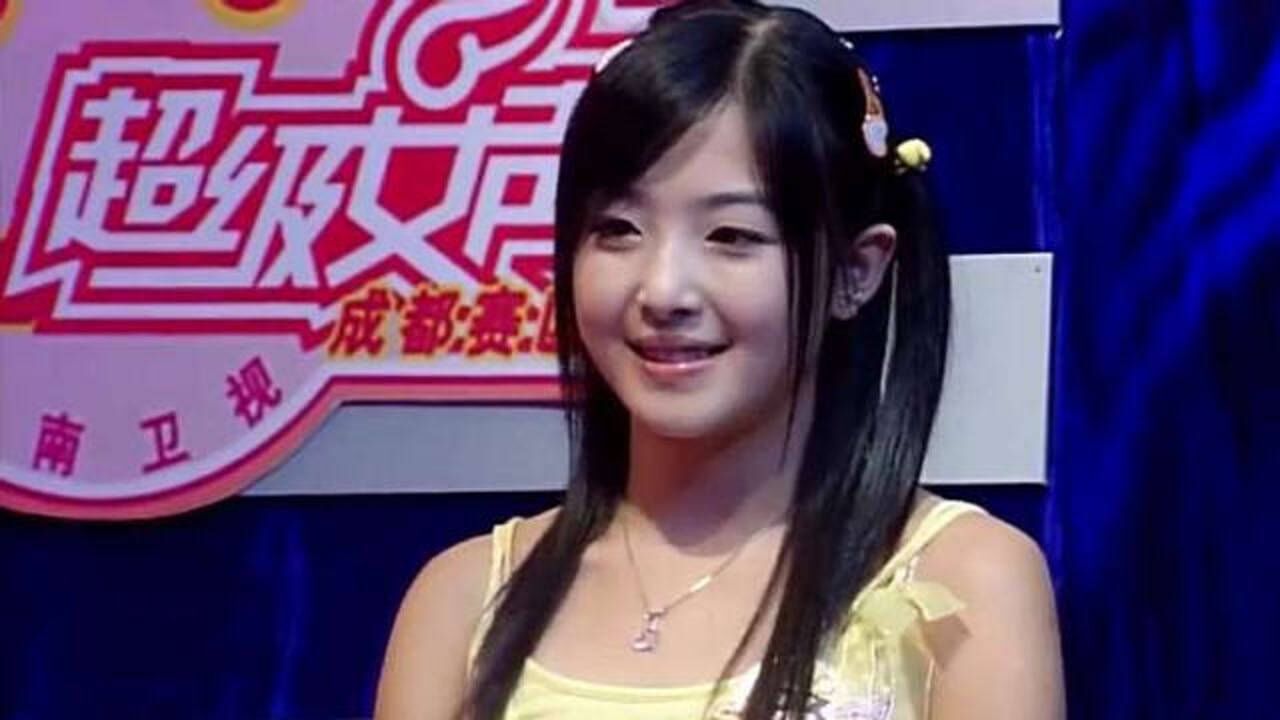 重温超级女声-张含韵在评委面前表演唱跳,萌萌的样子超可爱!