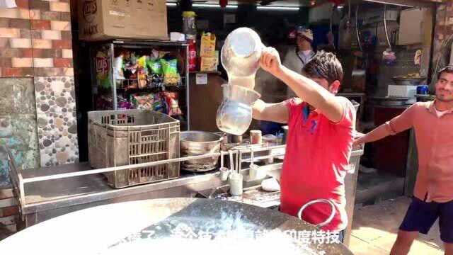 中国小伙在印度喝印度露天大锅奶,一个敢做,一个敢喝,干净卫生!