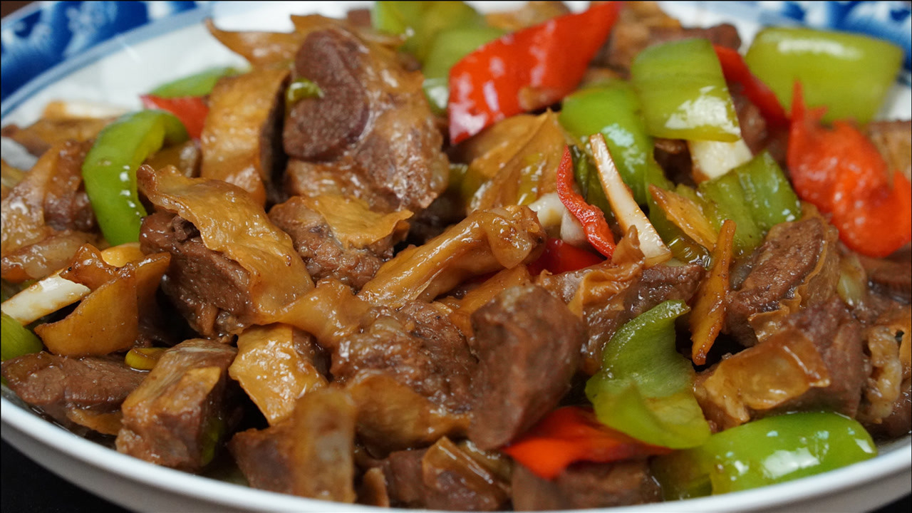 东北老爷们的喝酒硬菜,尖椒护心肉,简单家常,吃上一次念念不忘