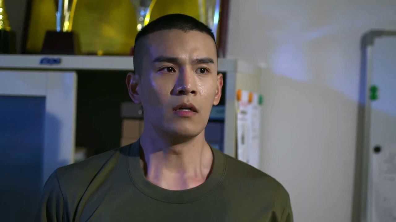 青春集结号:任天行谎称有蟑螂,四处找手机,不料却在范巴中手里