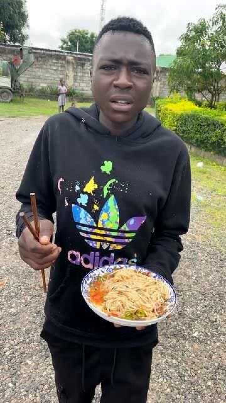 看非洲朋友整天饿肚子就给他煮了点面条没想到他还嫌弃中国的面条不