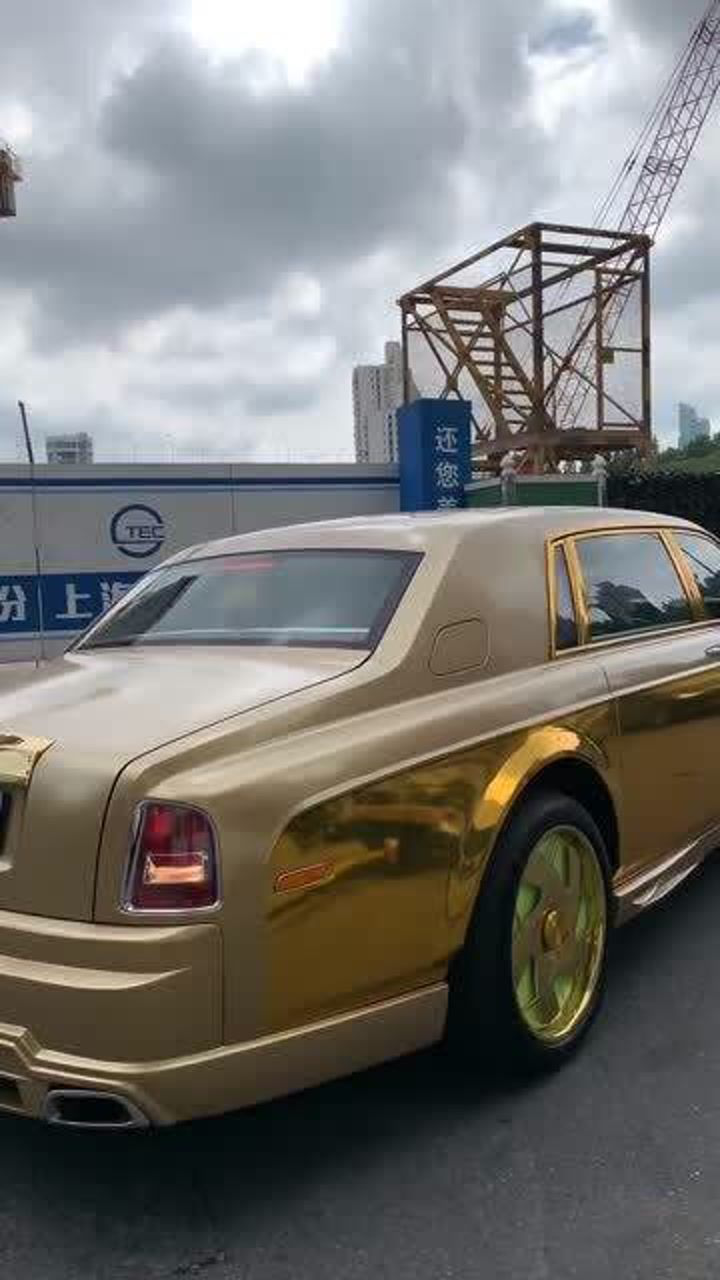 土豪金劳斯莱斯幻影都是滑着走的,见了奥迪也得退后让路!