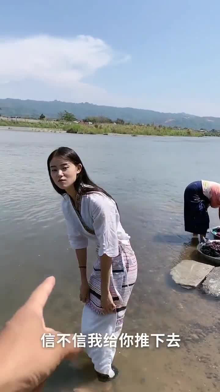 缅甸老板娘居然在这么大的河里洗澡太大胆了吧