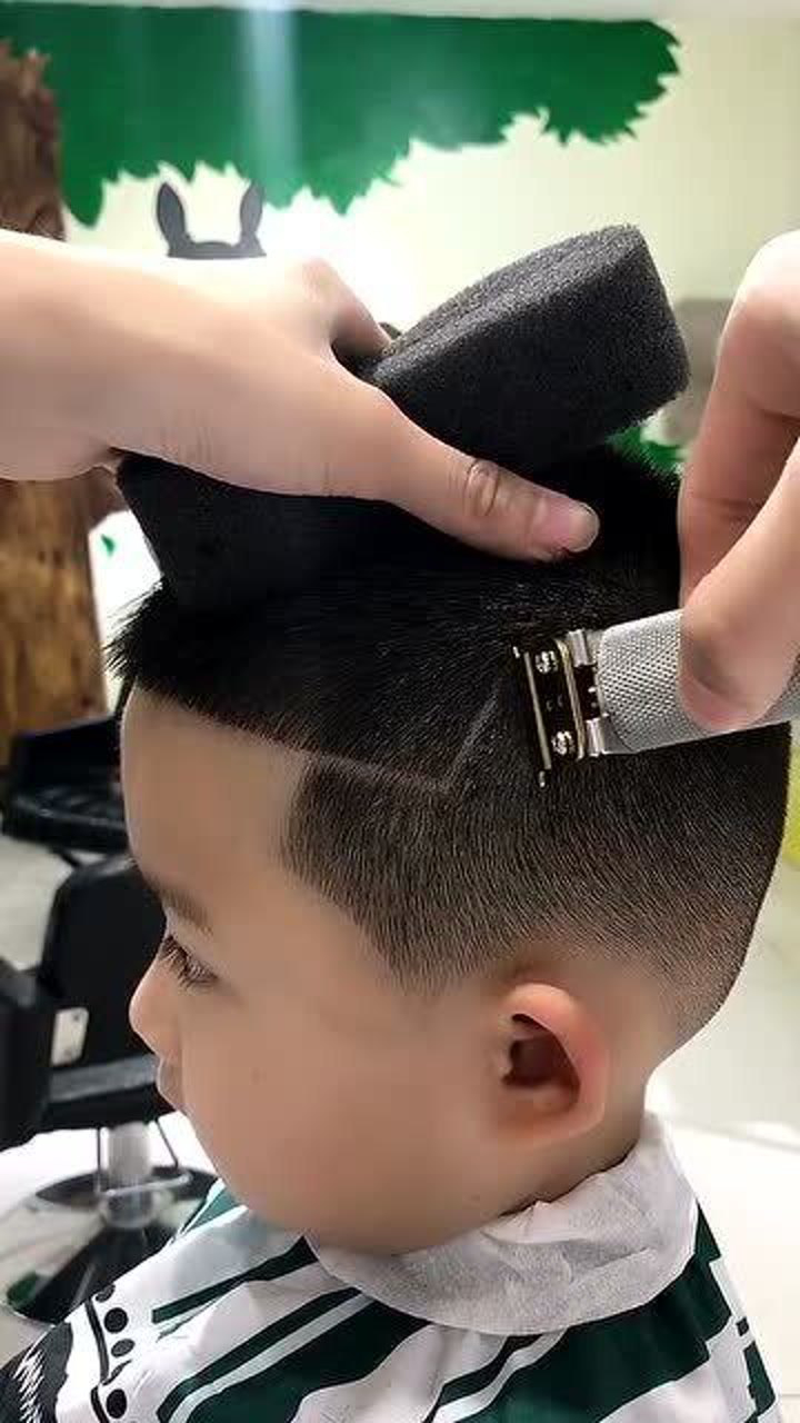 给儿子理个酷酷的发型,去幼儿园都没人敢惹!