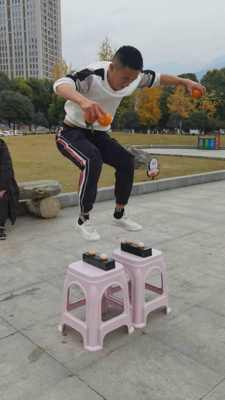 轻功踩鸡蛋,手上也很灵活.