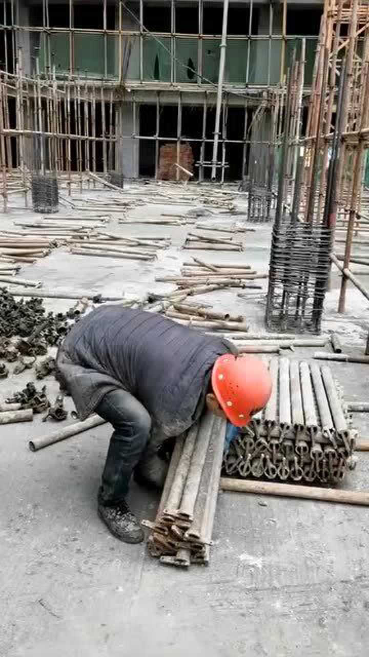 90后年轻小伙在工地奋力干活老师傅都早早下班新师傅却在工地受欺负