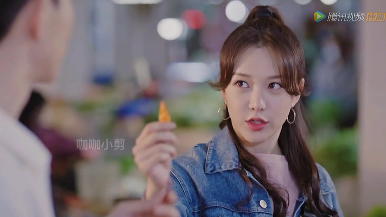 影视温让周程程逛菜市场买辣椒相互坑对方吃辣椒