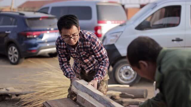 羊市交易即将开始,养羊小伙提前准备好收羊车,打算大干一场